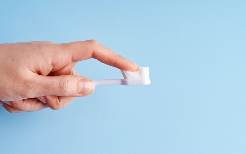 Sử dụng bàn chải lông mềm