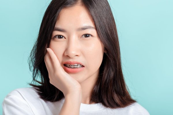 Nguyên nhân phổ biến khiến răng chạy lại sau khi tháo niềng