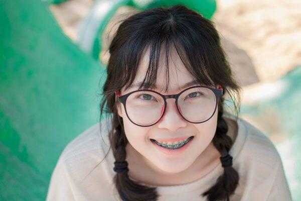 Cách giúp trẻ kiểm soát nỗi sợ hãi khi niềng răng